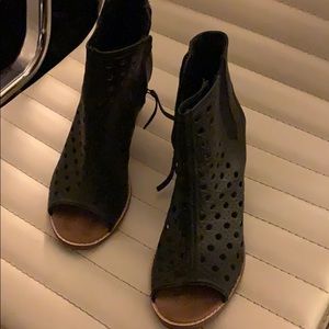 Tom’s ‘Majorca’ black leather bootie